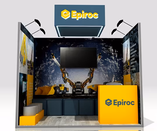 Epiroc的展会展台设有中央屏幕、品牌柜台、产品展示和墙上的工业设备图片。