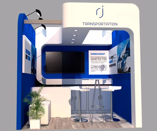 展示台上标有“TRANSPORTATION”品牌，蓝白配色，电视屏幕，两把椅子的桌子，信息海报和花盆。