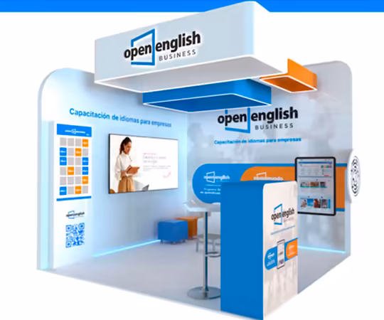 Open English Business在一个贸易展上展出，设有品牌、座位、展览屏幕和宣传材料，重点是为企业提供语言培训。