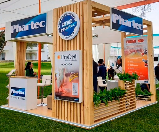 PharTec的木质展台，展示公司招牌、产品海报、植物和人们在展台内外互动，活动于户外活动中。