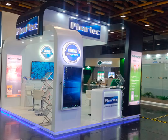 现代化的PharTec展台，设有灯光标识、显示屏、信息海报和会议中心的座位区。