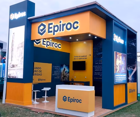 Epiroc展台，配有品牌招牌、接待台、两把白椅、电视屏幕和信息显示屏。