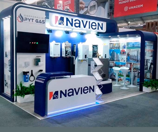 Navien展览台，设有产品展示、信息海报、电视屏幕、宣传册、座位区和照明标识。