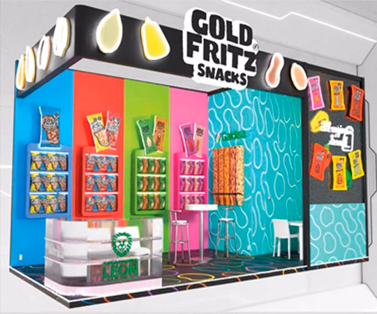 Gold Fritz Snacks的彩色零食展示，配有包装零食架、图形水果装饰和Leon品牌柜台。