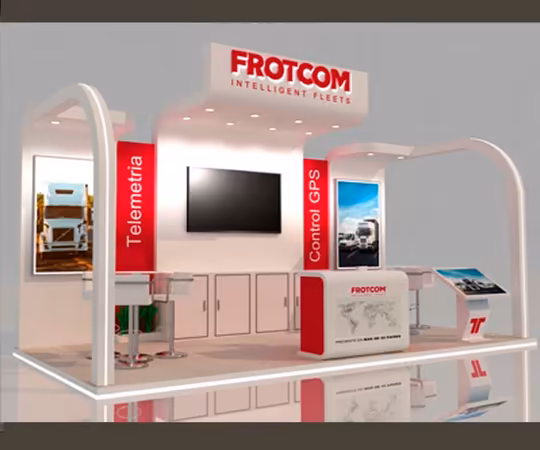 Frotcom智能车队的展会展台，设有显示屏、品牌标识和标有遥测和GPS控制的区域。