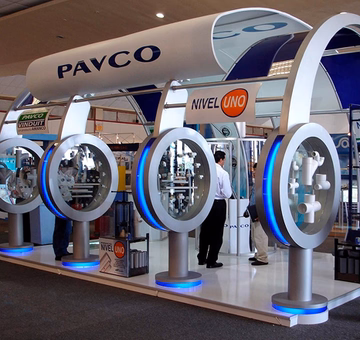 展会期间 PAVCO 展位上的参观者