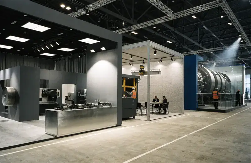 Stand de NeoDesignEurope en BEC Bilbao con maquinaria y espacio de exposición.