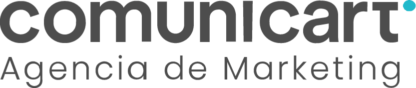 Logotipo para "comunicart Agencia de Marketing" con fuente negra y un pequeño punto azul sobre la "t" de "comunicart", ideal para agencias especializadas en stands para ferias en Madrid.