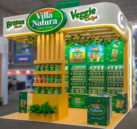 Stand de Villa Natura con productos ecológicos y saludables en feria de alimentación.